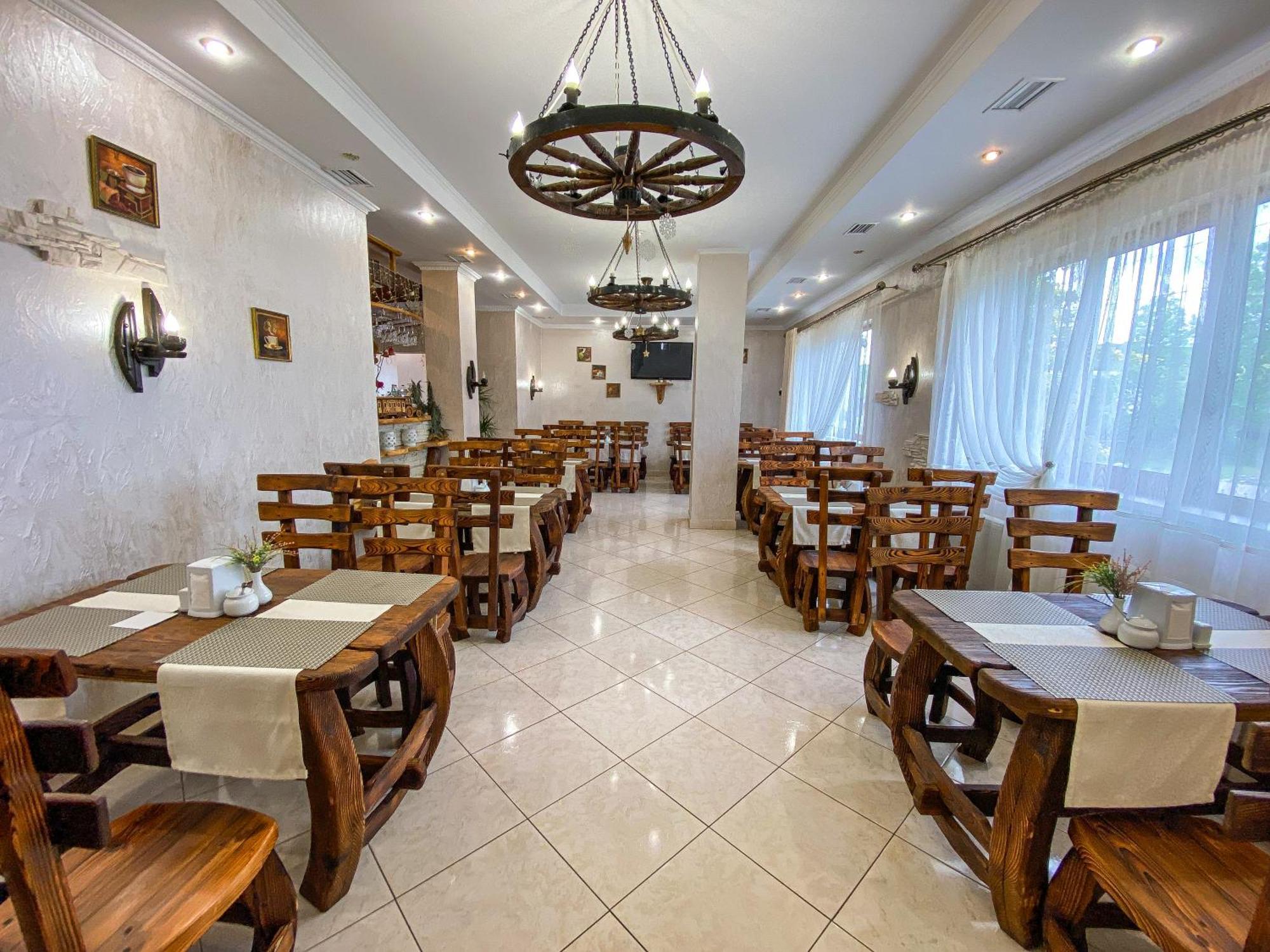 Pyate Koleso Hotel Lazeshchyna Exterior photo
